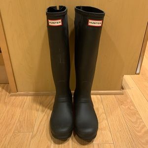 Hunter rain boots, original tall, black, size 8